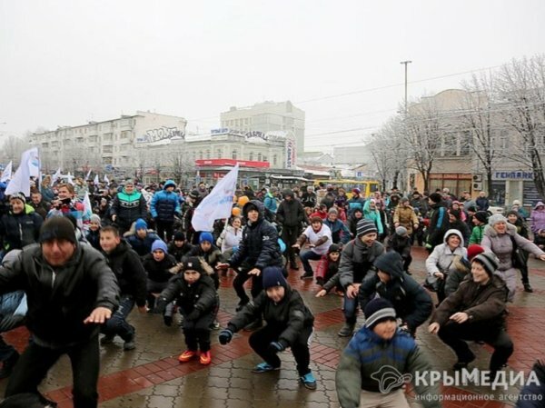 За день до зимы в Симферополе устроили массовую зарядку (ФОТО)