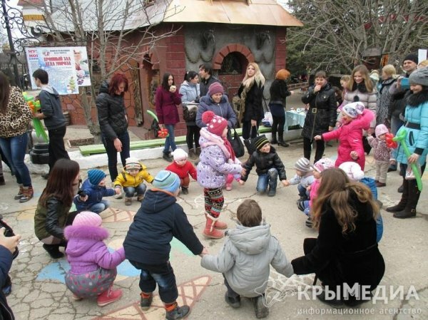 Десятки севастопольцев отметили День святого Валентина в «городке любви» (ФОТО)