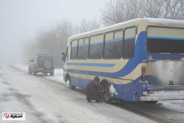 На расчистку дорог в Крыму вышло почти сто единиц техники