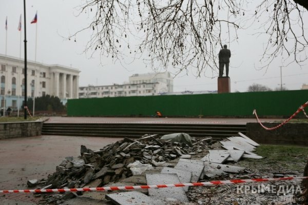 Памятник Ленину в Симферополе обнесли высоким забором (ФОТО)