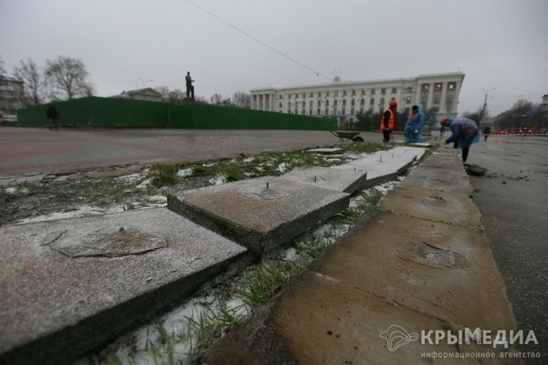 Памятник Ленину в Симферополе обнесли высоким забором (ФОТО)