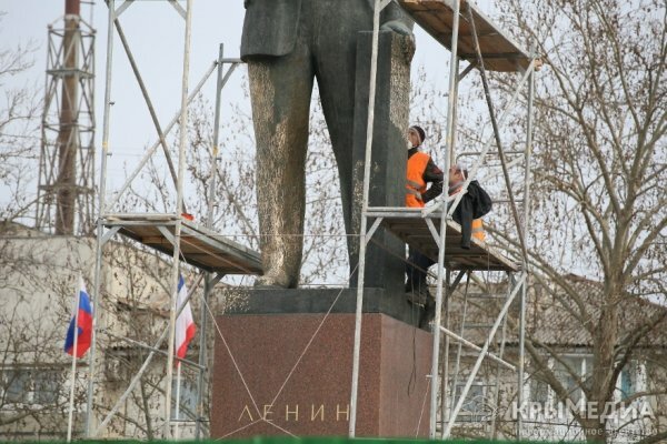 Памятнику Ленину в центре Симферополя вернут первозданный вид (ФОТО) (ВИДЕО)