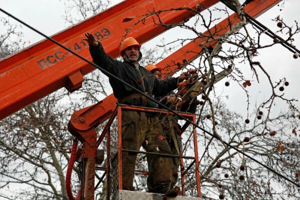 Ремонтники восстановили электроснабжение половины обесточенных в Крыму сел