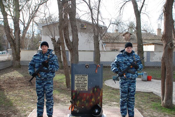 В Евпатории открыли памятник погибшему в Киеве бойцу «Беркута»